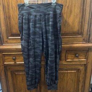 Athleta Salutation Black and Gray Camo Jogger Sz XL worn once